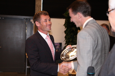 Tom Kristensen får overrakt prisen som Årets bilsportskører 2008 af HKH Prins Joachim.